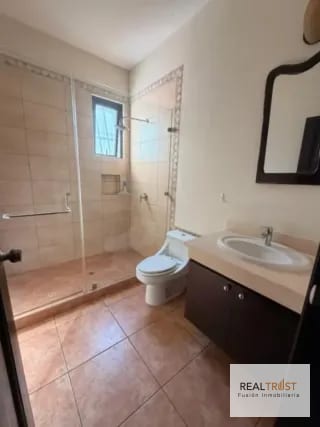 Preciosa residencia de un nivel en Lazos de Fraijanes — Casa en Venta en Lazos de Fraijanes, Carretera a El Salvador, Guatemala, Ciudad — miniatura 2 de 16