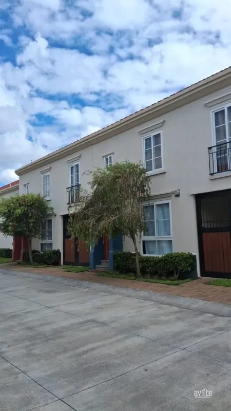 Condado Naranjo, casa totalmente equipada, dentro de Alameda Norte Q13,500 — Casa en Alquiler en Condado Naranjo, Zona 4 Mixco, Guatemala, Ciudad — foto 1 de 11
