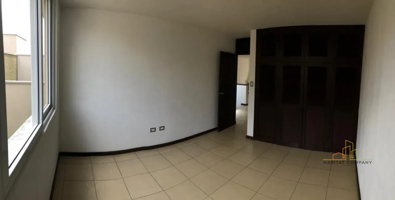 Ganga Casa en Venta en Villas de Santa Mónica Km 16.5 CAES Fraijanes – Amplia, con Jardín y Chimenea (Precio Rebajado) — Casa en Venta en km 16-20, Carretera a El Salvador, Guatemala, Ciudad — foto 6 de 8