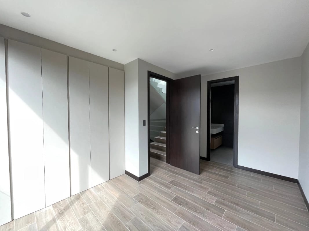 CASA VENTA NUEVA KM 9 CAES FRENTE A HOTEL HILTON  317 MTS2 , 4 DORMITORIOS, DESNIVELES, $715,000 OPCIÓN A RENTA $2,900 — Casa en Venta en Carretera a El Salvador, Guatemala, Ciudad — foto 3 de 13