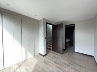 CASA VENTA NUEVA KM 9 CAES FRENTE A HOTEL HILTON  317 MTS2 , 4 DORMITORIOS, DESNIVELES, $715,000 OPCIÓN A RENTA $2,900 — Casa en Venta en Carretera a El Salvador, Guatemala, Ciudad — miniatura 3 de 13