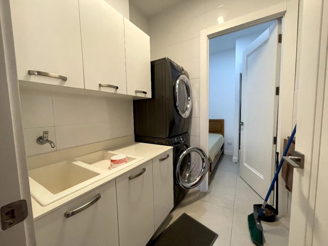 APARTAMENTO AMUEBLADO CERCA DE OAKLAND ZONA 10 — Apartamento en Alquiler en Zona 10, Guatemala, Ciudad — foto 3 de 11