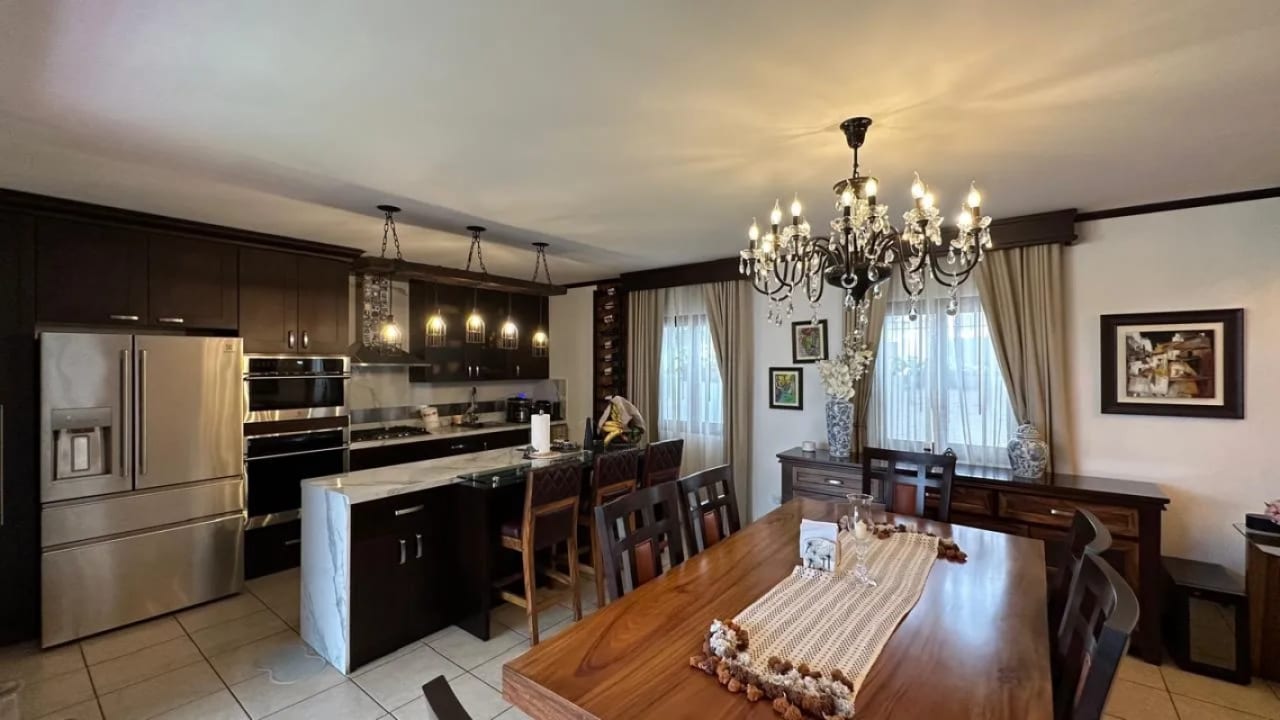 CASA DE LUJO EN VENTA EN PLAZUELA DEL CONQUISTADOR — Casa en Venta en Antigua, Sacatepéquez — foto 2 de 5