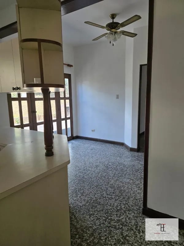 Rento casa en San Cristobal  Exclusivo para Comercio o Empresas Área  2,223 met² Área  de construcción  380 met² Ubicada a 40 metros de Sankris Mall — Oficina en Alquiler en Zona 8 Mixco, Guatemala, Ciudad — foto 4 de 5