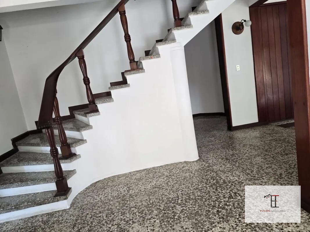 Rento casa en San Cristobal  Exclusivo para Comercio o Empresas Área  2,223 met² Área  de construcción  380 met² Ubicada a 40 metros de Sankris Mall — Oficina en Alquiler en Zona 8 Mixco, Guatemala, Ciudad — foto 2 de 5