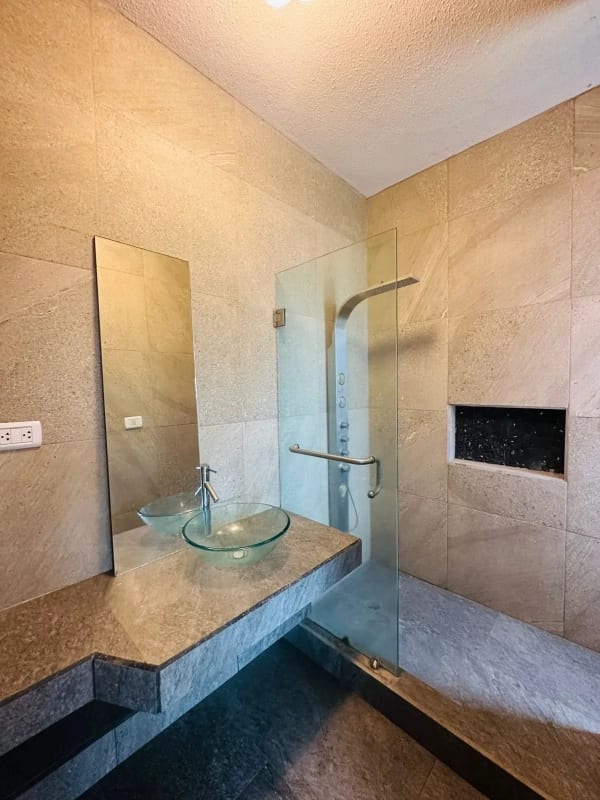 VENDO CASA con APARTAMENTO INDEPENDIENTE Z.16 — Casa en Venta en Encinos de Cayala, Zona 16, Guatemala, Ciudad — foto 3 de 12