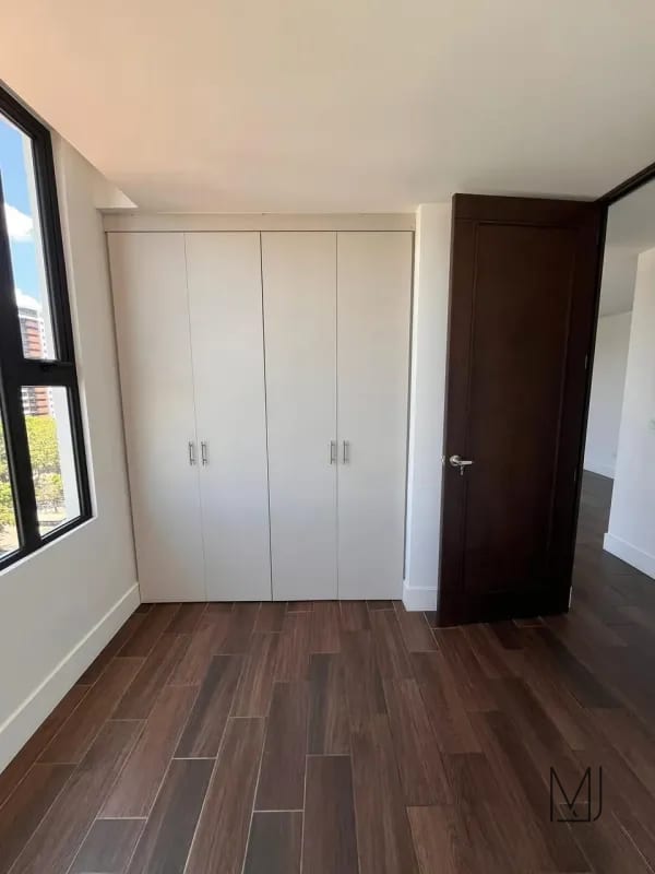 Apartamento en Renta | Edificio Roselló | Zona 13 | 3 habitaciones · Vista al aeropuerto — Apartamento en Alquiler en Rosselló, Zona 13, Guatemala, Ciudad — foto 12 de 17