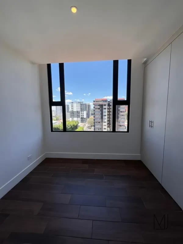 Apartamento en Renta | Edificio Roselló | Zona 13 | 3 habitaciones · Vista al aeropuerto — Apartamento en Alquiler en Rosselló, Zona 13, Guatemala, Ciudad — foto 11 de 17