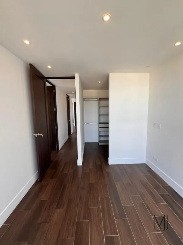 Apartamento en Renta | Edificio Roselló | Zona 13 | 3 habitaciones · Vista al aeropuerto — Apartamento en Alquiler en Rosselló, Zona 13, Guatemala, Ciudad — foto 8 de 17