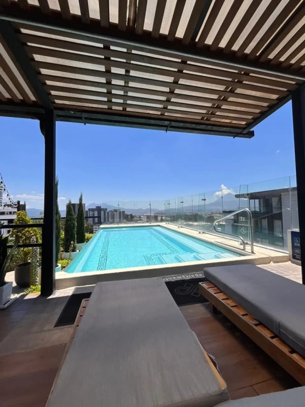 Apartamento en Renta | Edificio Roselló | Zona 13 | 3 habitaciones · Vista al aeropuerto — Apartamento en Alquiler en Rosselló, Zona 13, Guatemala, Ciudad — foto 2 de 17