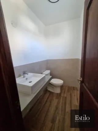 HERMOSA CASA PARA OFICINA O CLINICA — Casa en Alquiler en Zona 10, Guatemala, Ciudad — miniatura 2 de 7