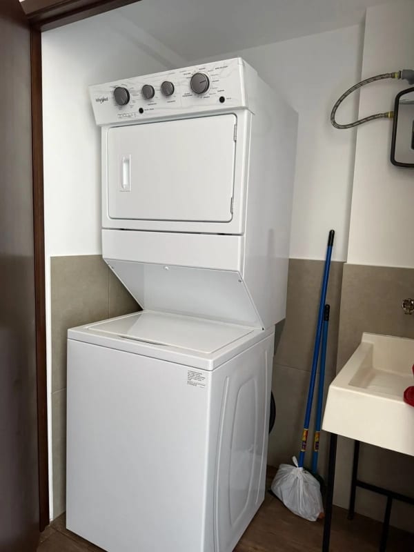 Vive cerca de todo en zona 10!!!! — Apartamento en Alquiler en Moretti, Zona 10, Guatemala, Ciudad — foto 5 de 10