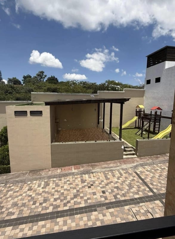 CASA EN VENTA CONDOMINIO SANTA FE A UN COSTADO DE LA ACADEMIA EUROPEA SAN CRISTOBAL — Casa en Venta en Zona 8 Mixco, Guatemala, Ciudad — foto 2 de 10