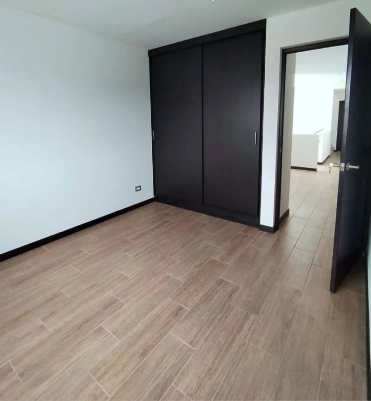 CASA EN VENTA SECTOR B1 CIUDAD SAN CRISTOBAL EXCELENTE  UBICACIÓN — Casa en Venta en Zona 8 Mixco, Guatemala, Ciudad — foto 3 de 9