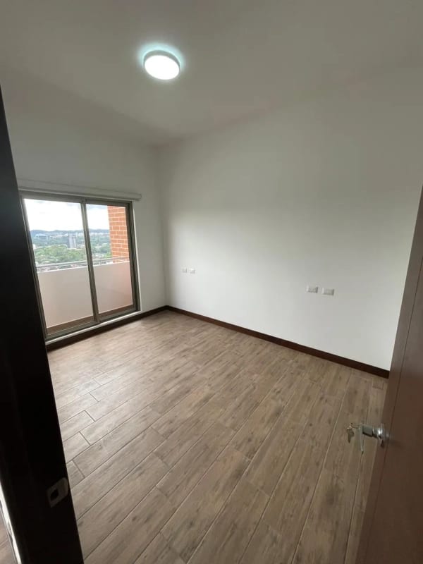 🏙️ APARTAMENTO EN RENTA – CASALINI DIAGONAL 6, ZONA 10 — Apartamento en Alquiler en Casalini Diagonal 6, Zona 10, Guatemala, Ciudad — foto 13 de 14