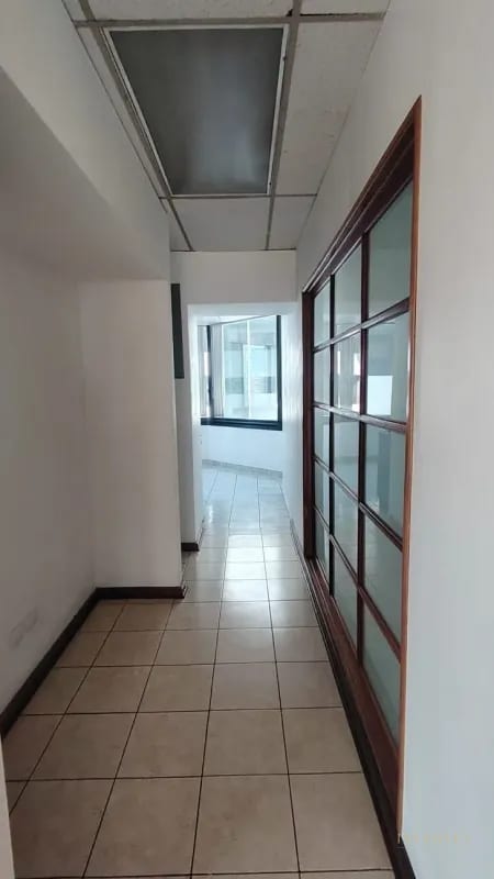 Oficina en renta ubicada en zona 10 — Oficina en Alquiler en Zona 10, Guatemala, Ciudad — foto 5 de 11