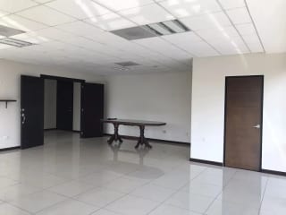 Rento oficina de 91m2 Edificio Design Center, zona 10 — Oficina en Alquiler en Design Center, Zona 10, Guatemala, Ciudad — miniatura 6 de 7