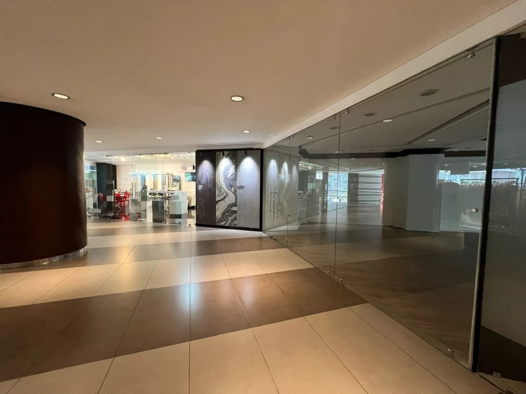 Rento local comercial de 98m2 en Design Center, zona 10 — Local en Alquiler en Design Center, Zona 10, Guatemala, Ciudad — foto 4 de 6