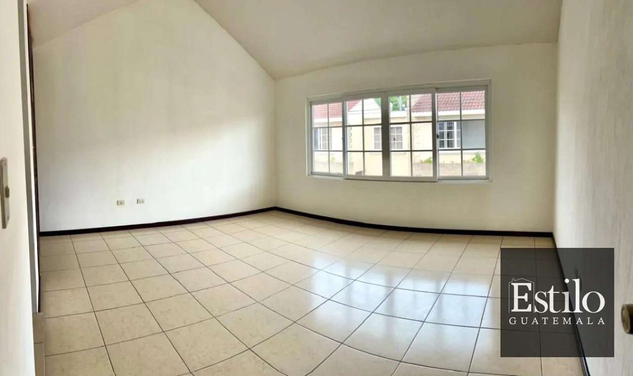 Hermosa Casa con Jardín En Venta — Casa en Venta en Carretera a El Salvador, Guatemala, Ciudad — foto 12 de 13