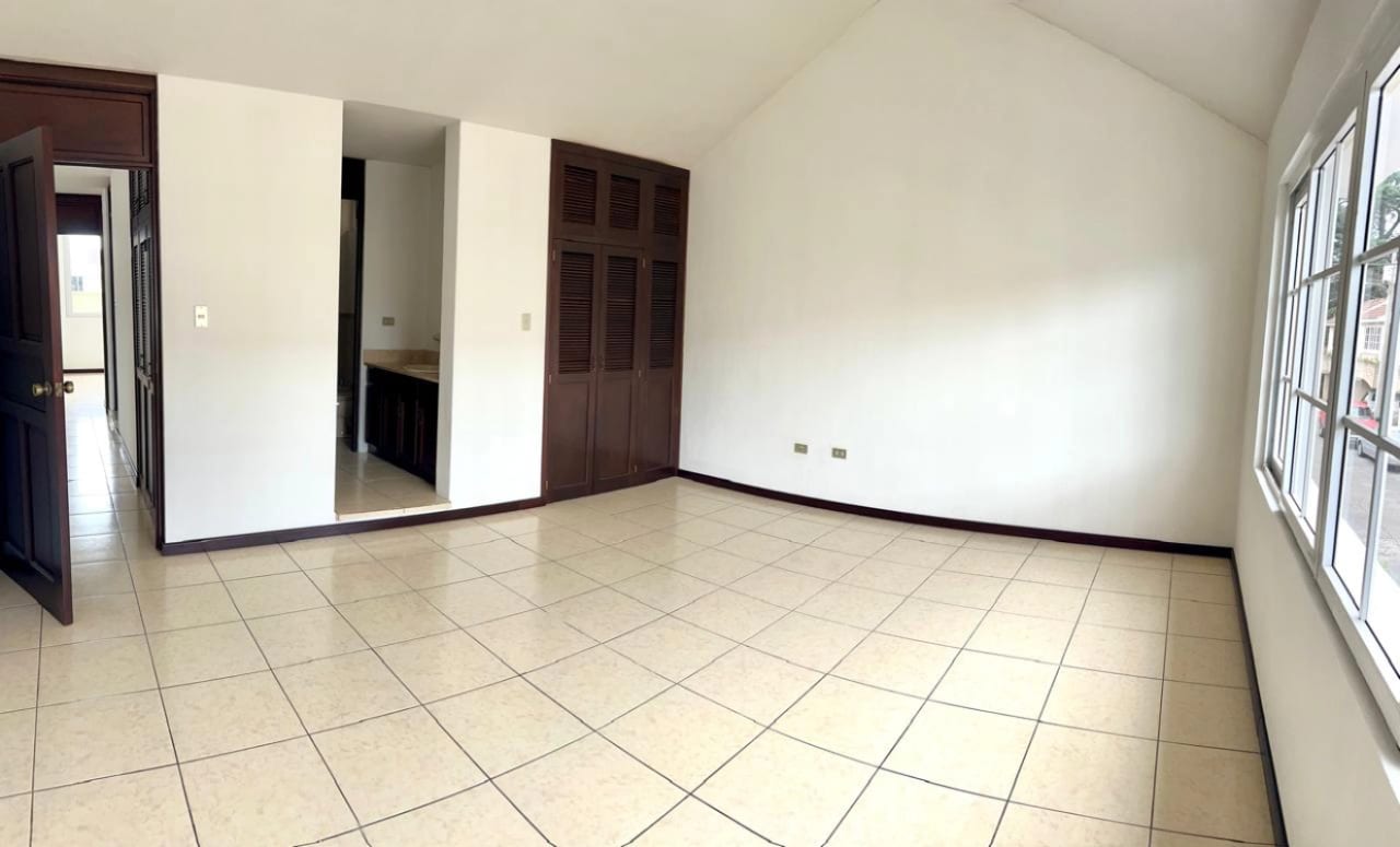 Hermosa Casa con Jardín En Venta — Casa en Venta en Carretera a El Salvador, Guatemala, Ciudad — foto 11 de 13