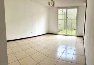 Hermosa Casa con Jardín En Venta — Casa en Venta en Carretera a El Salvador, Guatemala, Ciudad — miniatura 8 de 13