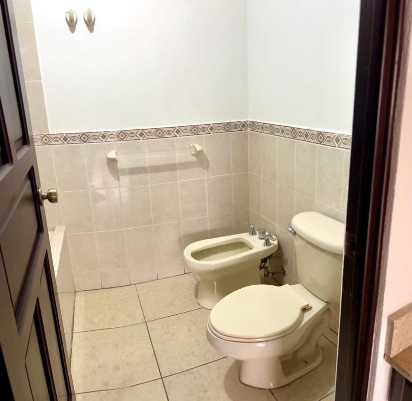 Hermosa Casa con Jardín En Venta — Casa en Venta en Carretera a El Salvador, Guatemala, Ciudad — foto 3 de 13