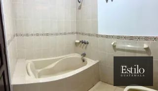 Hermosa Casa con Jardín En Venta — Casa en Venta en Carretera a El Salvador, Guatemala, Ciudad — miniatura 2 de 13