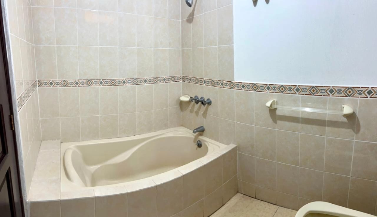 Hermosa Casa con Jardín En Venta — Casa en Venta en Carretera a El Salvador, Guatemala, Ciudad — foto 2 de 13