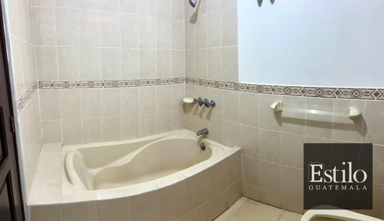 Hermosa Casa con Jardín En Venta — Casa en Venta en Carretera a El Salvador, Guatemala, Ciudad — foto 2 de 13
