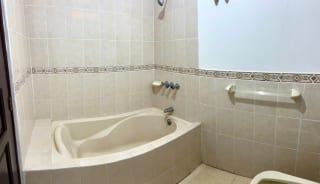 Hermosa Casa con Jardín En Venta — Casa en Venta en Carretera a El Salvador, Guatemala, Ciudad — miniatura 2 de 13