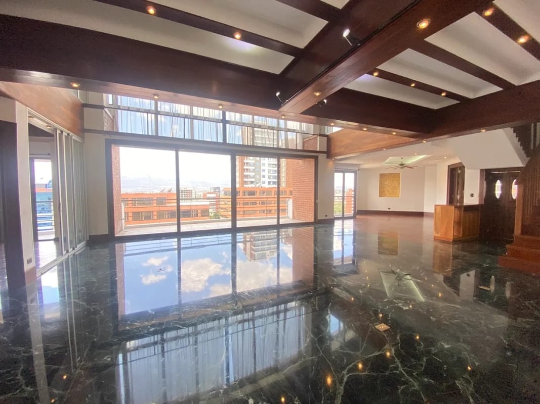 PENTHOUSE EN VENTA O RENTA EN ZONA 14 - 4 HABITACIONES — Apartamento en Alquiler en Zona 14, Guatemala, Ciudad — foto 1 de 8