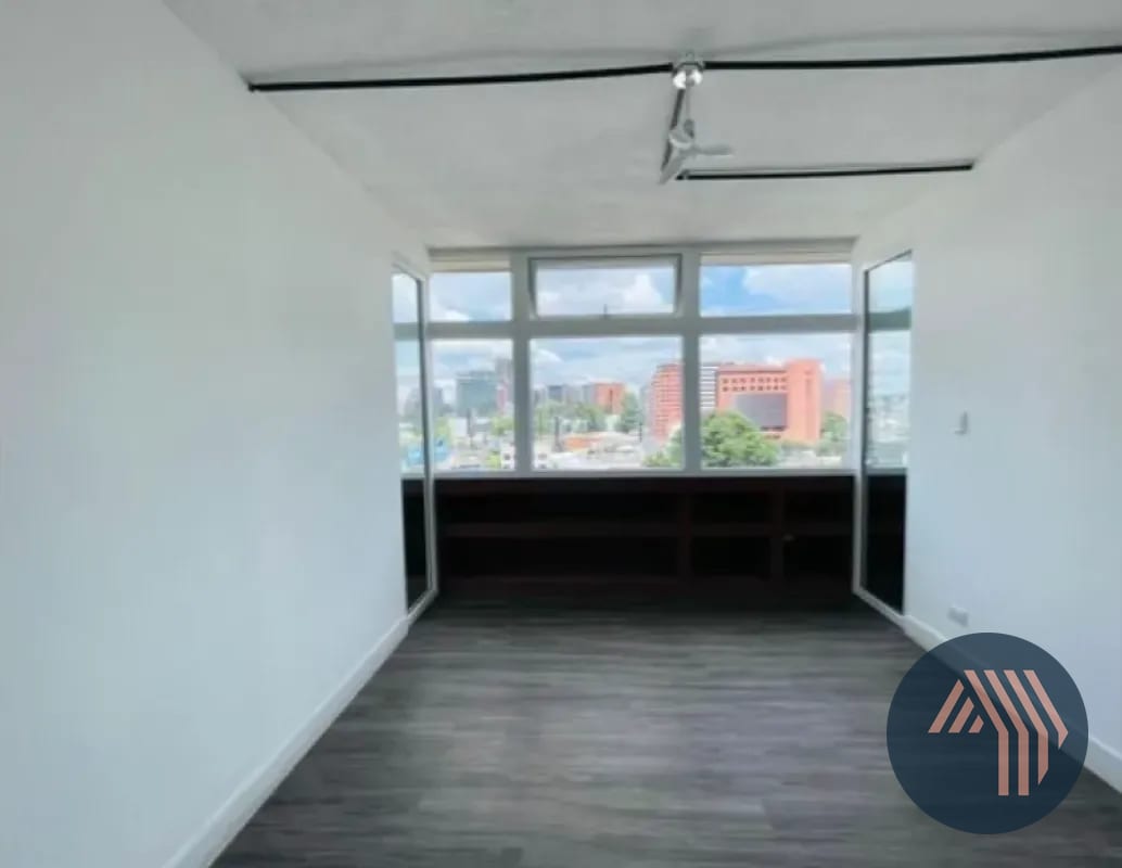 ALQUILER DE CÉNTRICA Y AMPLIA OFICINA - PLAZA MARITIMA, ZONA 10 — Oficina en Alquiler en Zona 10, Guatemala, Ciudad — foto 10 de 16