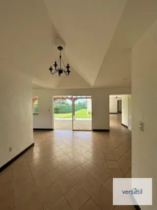 Linda Casa en Alquiler De UNA NIVEL Casa y Campo — Casa en Alquiler en Deco City, Carretera a El Salvador, Guatemala, Ciudad — miniatura 4 de 17