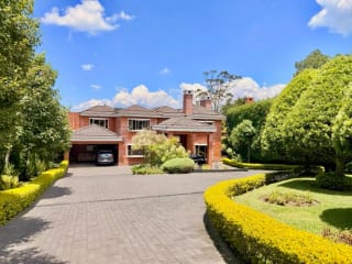 Preciosa casa en venta en condominio exclusivo CAES — Casa en Venta en Carretera a El Salvador, Guatemala, Ciudad — miniatura 1 de 17