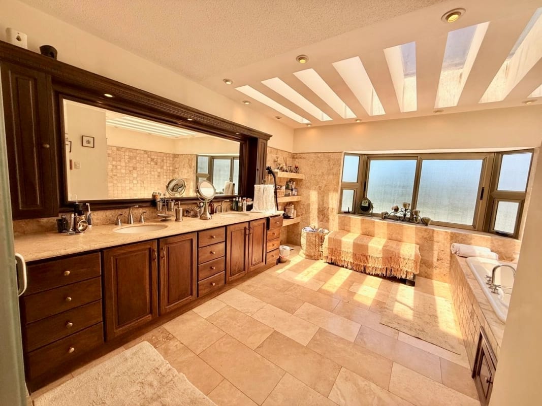 Preciosa casa en venta en condominio exclusivo CAES — Casa en Venta en Carretera a El Salvador, Guatemala, Ciudad — foto 4 de 17