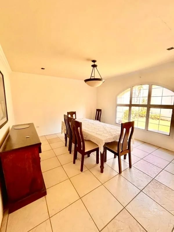 Zona 8 de Mixco • Casa en Venta • Condominio Orquídeas, San Cristóbal — Casa en Venta en Zona 8 Mixco, Guatemala, Ciudad — foto 2 de 12
