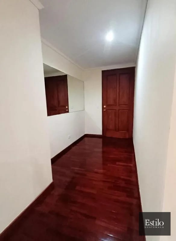 APARTAMENTO EN ALQUILER REAL DE LA VILLA Z.10 — Apartamento en Alquiler en Real de la Villa, Zona 10, Guatemala, Ciudad — foto 3 de 9