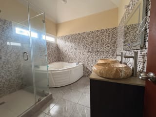 CASA EN ALQUILER LOS CELAJES SAN CRISTOBAL POR COMERCIAL MIX ACCESIBLE A BULEVAR PRINCIPAL — Casa en Alquiler en Zona 8 Mixco, Guatemala, Ciudad — miniatura 10 de 17