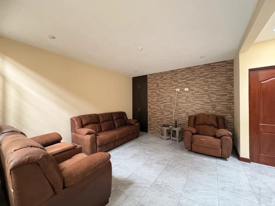 CASA EN ALQUILER LOS CELAJES SAN CRISTOBAL POR COMERCIAL MIX ACCESIBLE A BULEVAR PRINCIPAL — Casa en Alquiler en Zona 8 Mixco, Guatemala, Ciudad — foto 9 de 17