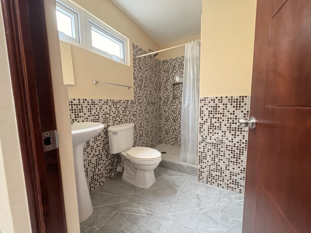CASA EN ALQUILER LOS CELAJES SAN CRISTOBAL POR COMERCIAL MIX ACCESIBLE A BULEVAR PRINCIPAL — Casa en Alquiler en Zona 8 Mixco, Guatemala, Ciudad — foto 17 de 17