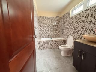 CASA EN ALQUILER LOS CELAJES SAN CRISTOBAL POR COMERCIAL MIX ACCESIBLE A BULEVAR PRINCIPAL — Casa en Alquiler en Zona 8 Mixco, Guatemala, Ciudad — miniatura 6 de 17