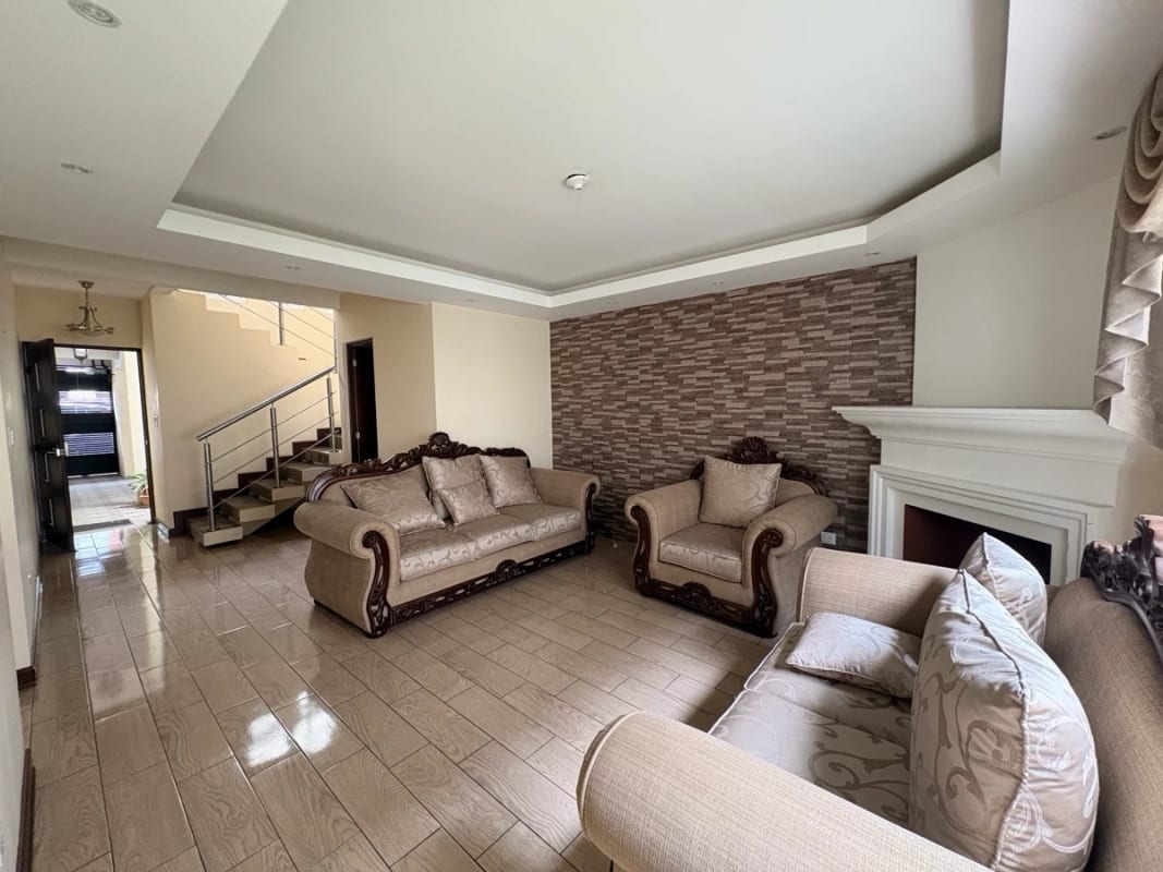 CASA EN ALQUILER LOS CELAJES SAN CRISTOBAL POR COMERCIAL MIX ACCESIBLE A BULEVAR PRINCIPAL — Casa en Alquiler en Zona 8 Mixco, Guatemala, Ciudad — foto 4 de 17