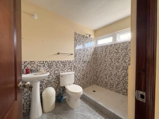 CASA EN ALQUILER LOS CELAJES SAN CRISTOBAL POR COMERCIAL MIX ACCESIBLE A BULEVAR PRINCIPAL — Casa en Alquiler en Zona 8 Mixco, Guatemala, Ciudad — miniatura 3 de 17