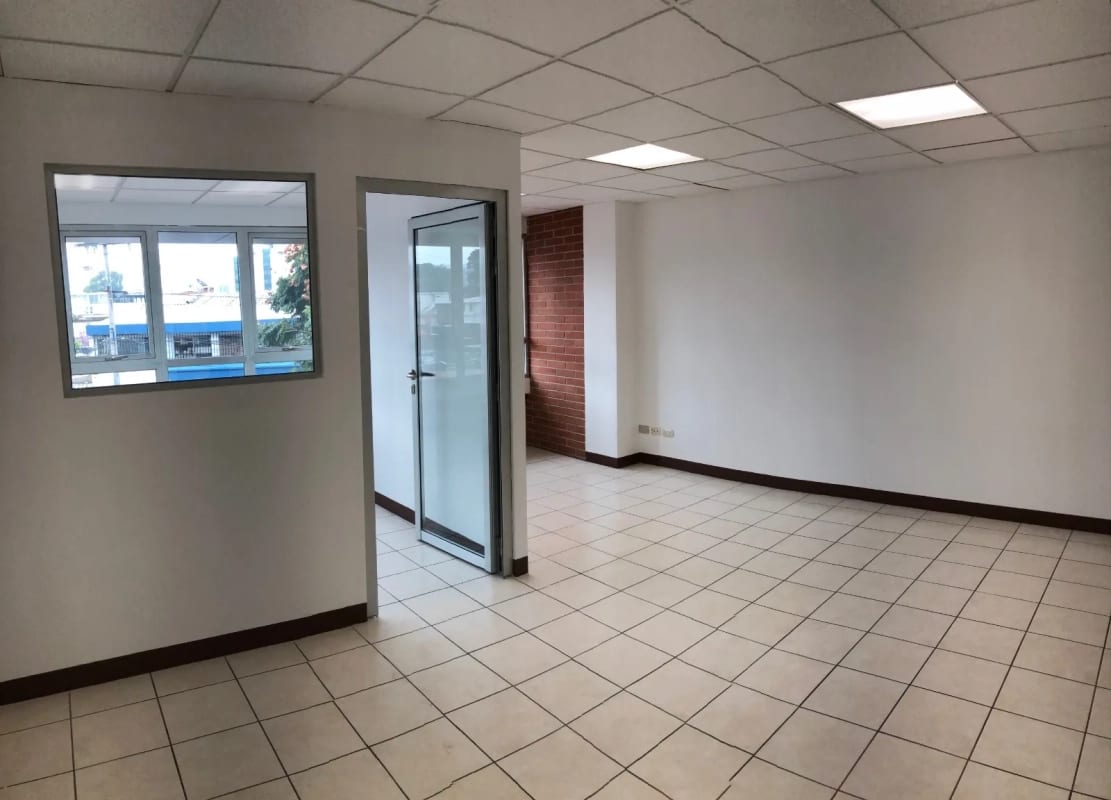 Oficina en Zona 10 — Oficina en Alquiler en Zona 10, Guatemala, Ciudad — foto 1 de 3