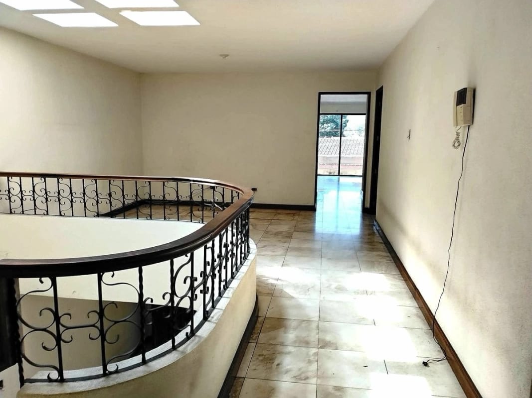 AMPLIA CASA EN VENTA SECTOR B3 FRENTE A PLAZA SAN CRISTOBAL ZONA 8 DE MIXCO — Casa en Venta en Zona 8 Mixco, Guatemala, Ciudad — foto 8 de 11