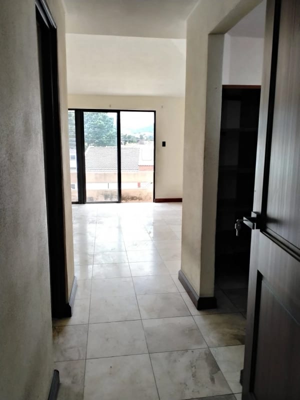 AMPLIA CASA EN VENTA SECTOR B3 FRENTE A PLAZA SAN CRISTOBAL ZONA 8 DE MIXCO — Casa en Venta en Zona 8 Mixco, Guatemala, Ciudad — foto 7 de 11