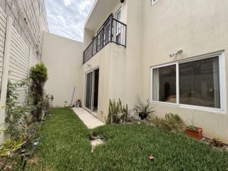 CASA GRANDE EN VENTA CIUDAD SAN CRISTOBAL A POCOS METROS DE CENTRO COMERCIAL MIX — Casa en Venta en Zona 8 Mixco, Guatemala, Ciudad — miniatura 2 de 17
