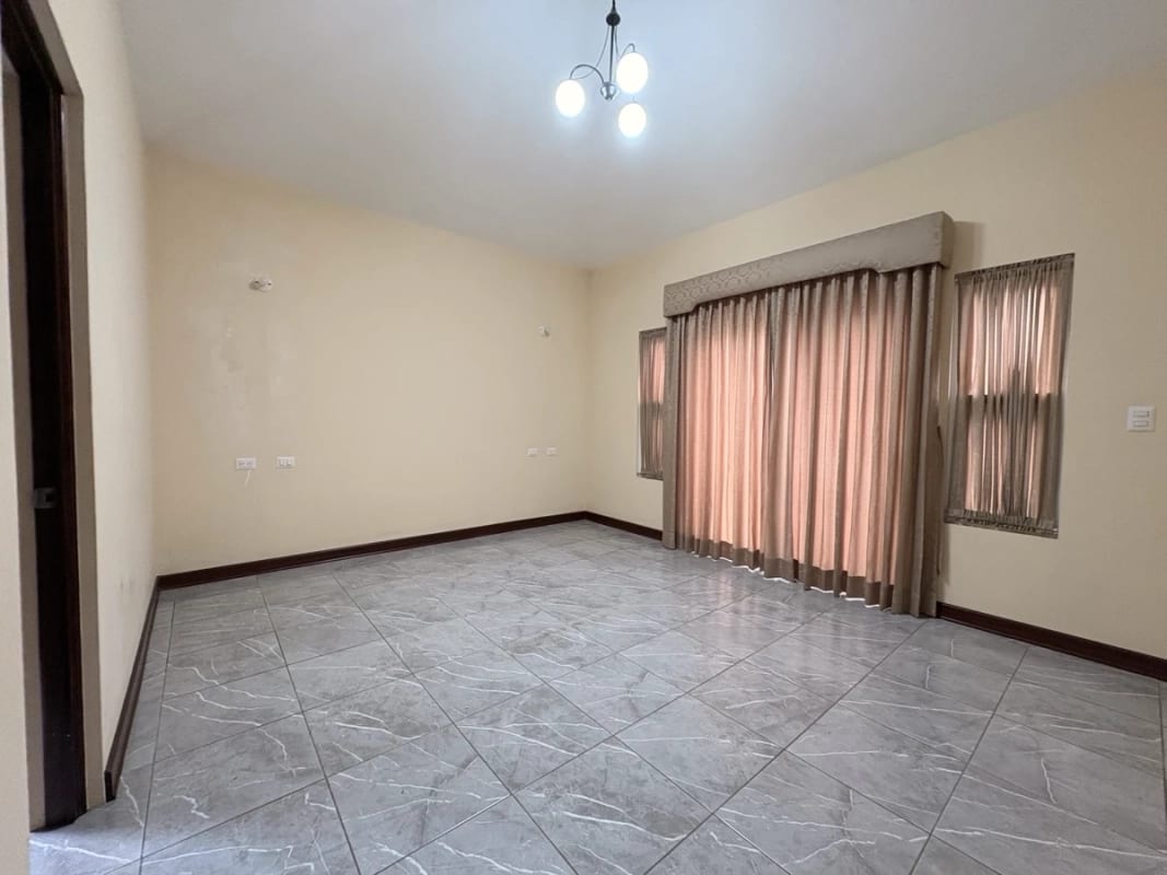 CASA GRANDE EN VENTA CIUDAD SAN CRISTOBAL A POCOS METROS DE CENTRO COMERCIAL MIX — Casa en Venta en Zona 8 Mixco, Guatemala, Ciudad — foto 12 de 17