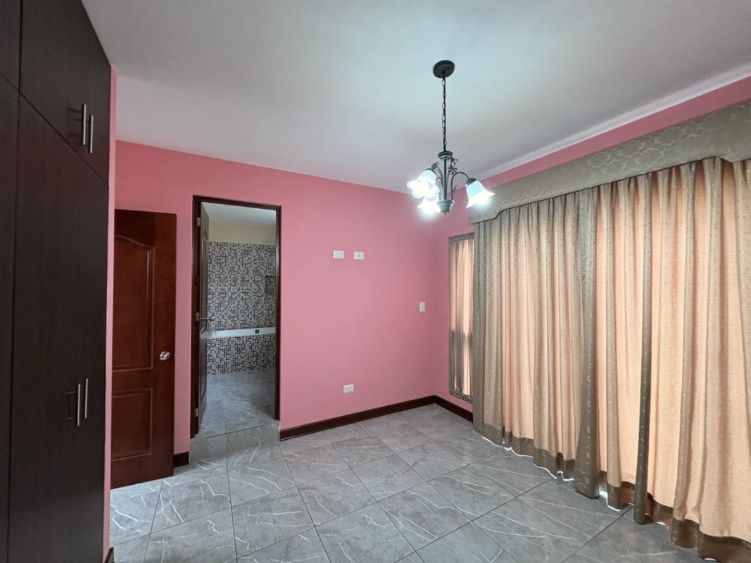 CASA GRANDE EN VENTA CIUDAD SAN CRISTOBAL A POCOS METROS DE CENTRO COMERCIAL MIX — Casa en Venta en Zona 8 Mixco, Guatemala, Ciudad — foto 9 de 17