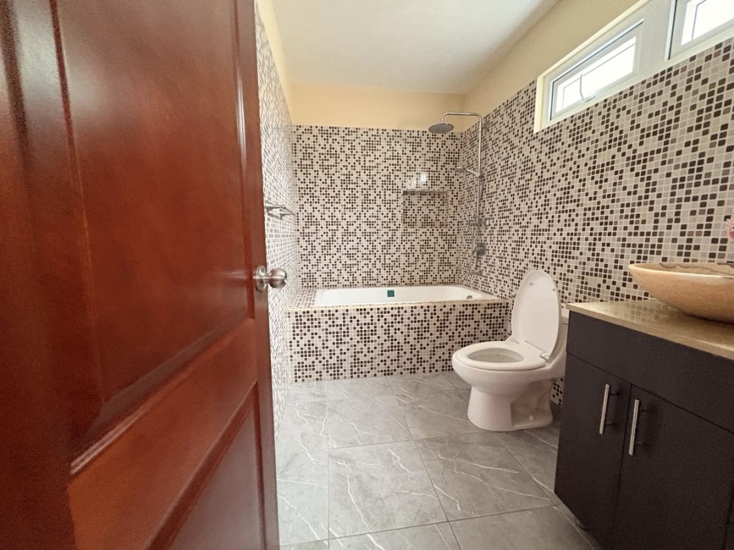 CASA GRANDE EN VENTA CIUDAD SAN CRISTOBAL A POCOS METROS DE CENTRO COMERCIAL MIX — Casa en Venta en Zona 8 Mixco, Guatemala, Ciudad — foto 8 de 17